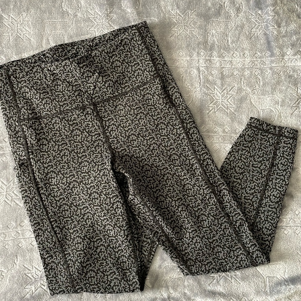Athleta Salutation Stash 7/8 Leggings